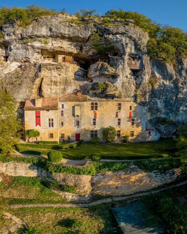 Maison Forte de Reignac © maison forte reignac.com Maison Forte de Reignac © maison forte reignac.com